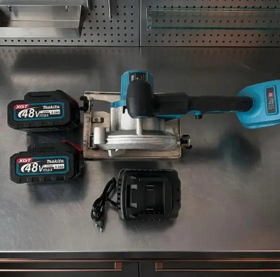 Дискова пила Makita HS7010 для дерева 125 мм акумуляторна циркулярка 48 В ручний інструмент 5 А·год електропила 10800 об хв для розпилювання фанери ОСБ ДСП ремонту будівництва монтажу 2 батареї - зображення 7