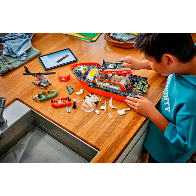 Конструктор LEGO City Спасательный катер и вертолет береговой охраны 742 детали (60504) - изображение 9