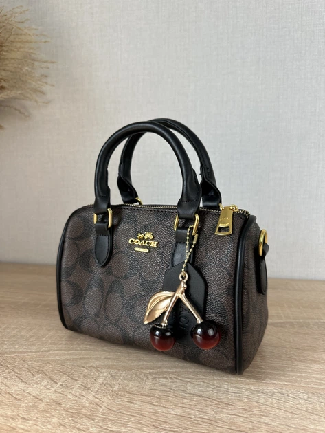 Жіноча коричнева сумка Coach Rowan Satchel з монограмою та брелоком-вишнею, сумка Коач через плече Коач ART161 - Фото 2 Жіноча коричнева сумка Coach Rowan Satchel з монограмою та брелоком-вишнею, сумка Коач через плече Коач ART161 - зображення 2