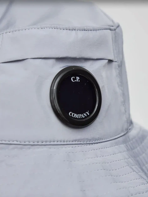 Водонепроницаемая панама C.P. Company с линзой и карманом, One Size (универсальный размер), унисекс, серого цвета. - Фото 2 Водонепроницаемая панама C.P. Company с линзой и карманом, One Size (универсальный размер), унисекс, серого цвета. - изображение 2