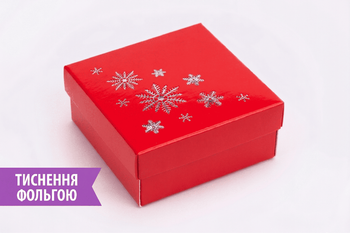 Коробка "Для біжутерії / ювелірки" 70×70×30 мм "Сніжинки" Червона з тисненням М0018-о27 - Фото 2 Коробка "Для біжутерії / ювелірки" 70×70×30 мм "Сніжинки" Червона з тисненням М0018-о27 - зображення 2