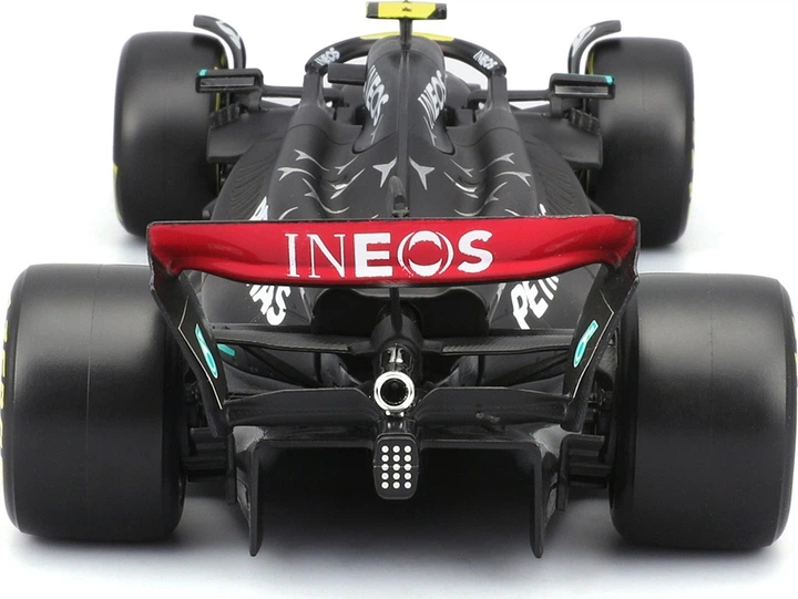 Model samochodu z figurką Bburago Mercedes-AMG Petronas F1 W15 2024 1:24 18-28069 (4893993280698) - obraz 5