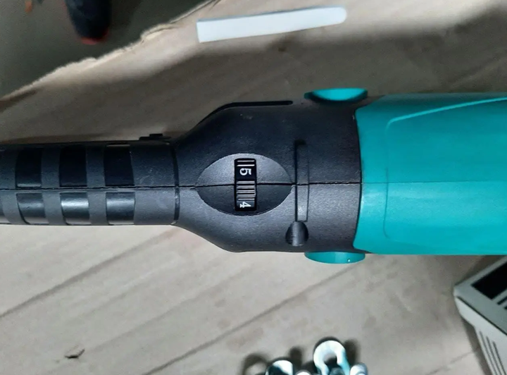 Болгарка Makita 850 Вт угловая шлифовальная машина 125 мм УШМ сетевая 500 11000 об мин электрическая с регулировкой скорости для резки металла зачистки шлифовки пластика камня удлиненная рукоятка плавный пуск - изображение 6
