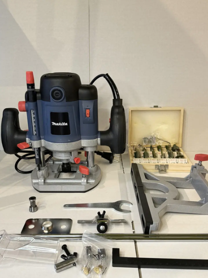 Фрезер Makita 2200 Вт вертикальний фрезерний верстат цанги 8 12 мм ручна машина 10000 28000 об хв для дерева 50 мм фанери ДСП МДФ пазів кромок профілів отворів з регулюванням швидкості глибини набором фрез пиловідводом - Фото 2 Фрезер Makita 2200 Вт вертикальний фрезерний верстат цанги 8 12 мм ручна машина 10000 28000 об хв для дерева 50 мм фанери ДСП МДФ пазів кромок профілів отворів з регулюванням швидкості глибини набором фрез пиловідводом - зображення 2