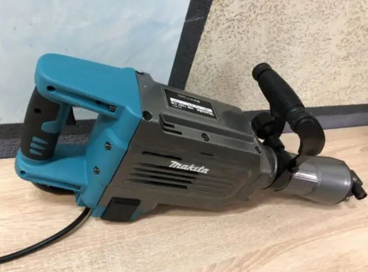 Відбійний молоток Makita HM1307CB 1700 Вт електричний відбійник 45 Дж 1450 уд хв мережевий 220 В SDS HEX вертикальний двигун антивібраційний бетонолом з долотом для демонтажу бетону цегли дорожнього покриття в кейсі - Фото 7 Відбійний молоток Makita HM1307CB 1700 Вт електричний відбійник 45 Дж 1450 уд хв мережевий 220 В SDS HEX вертикальний двигун антивібраційний бетонолом з долотом для демонтажу бетону цегли дорожнього покриття в кейсі - зображення 7