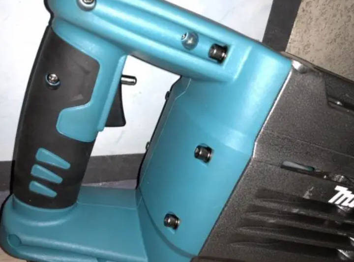 Відбійний молоток Makita HM1307CB 1700 Вт електричний відбійник 45 Дж 1450 уд хв мережевий 220 В SDS HEX вертикальний двигун антивібраційний бетонолом з долотом для демонтажу бетону цегли дорожнього покриття в кейсі - Фото 10 Відбійний молоток Makita HM1307CB 1700 Вт електричний відбійник 45 Дж 1450 уд хв мережевий 220 В SDS HEX вертикальний двигун антивібраційний бетонолом з долотом для демонтажу бетону цегли дорожнього покриття в кейсі - зображення 10