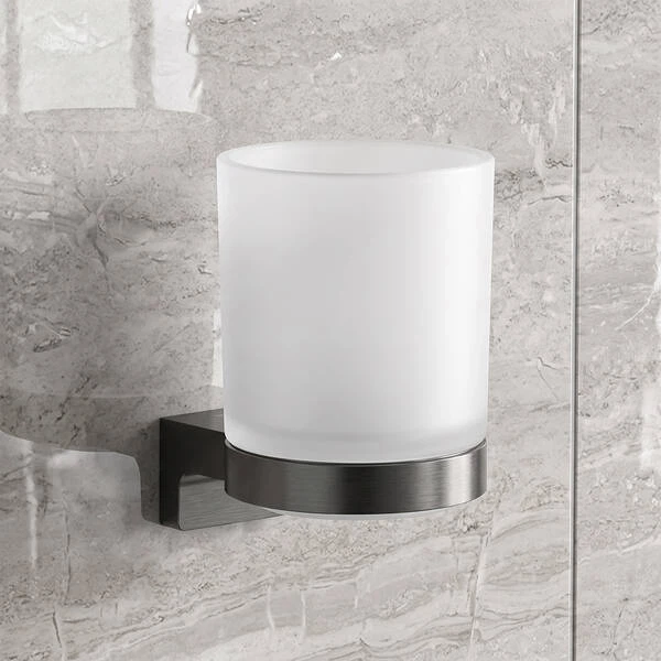 Склянка для зубних щіток Hansgrohe AddStoris S 41769340 з тримачем, чорний хром брашований - Фото 1 Склянка для зубних щіток Hansgrohe AddStoris S 41769340 з тримачем, чорний хром брашований - зображення 1