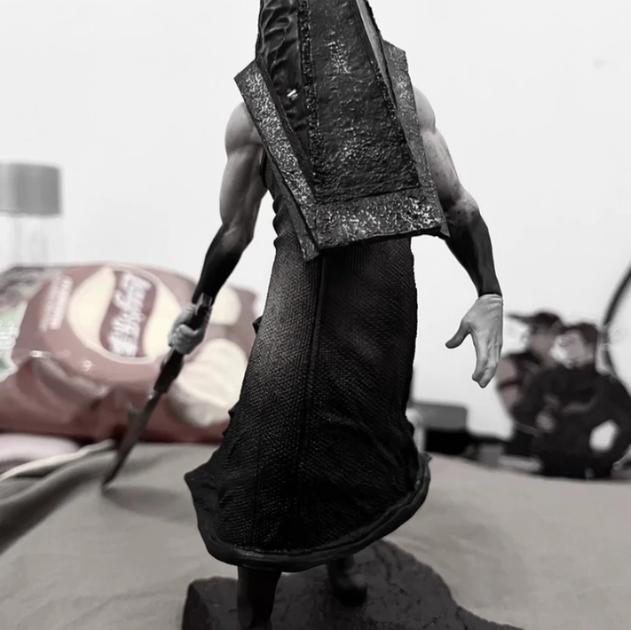 Колекційна екшн-фігурка Пірамідоголова з Сайлент Хілл/Pyramid Head Silent Hill 2 Red Pyramid Thing Stature 22 см з мечем - зображення 4