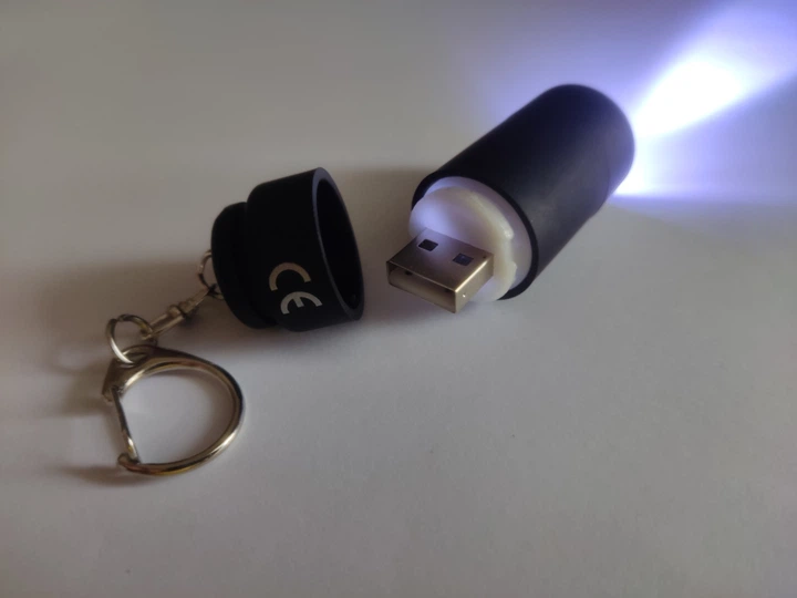 Мини брелок-фонарик с USB-зарядкой, ручной переносной мини-фонарик черный матовый soft-touch (5.5х2.2 см), цена за 1 шт. - изображение 2