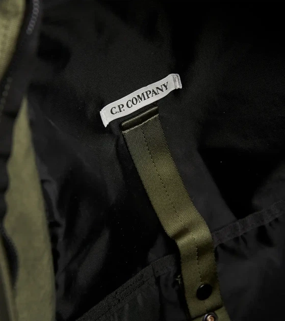 Рюкзак C.P. Company Taylon P Nylon Backpack с вышитым логотипом цвета хаки. - изображение 3