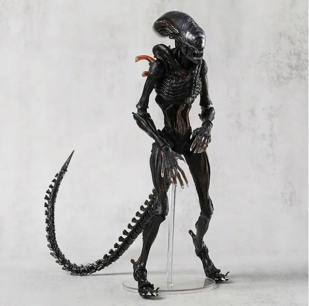 Фигурка Alien Romulus Scorched Xenomorph 25 см — Коллекционная игрушка-монстр Чужой Ромул в подарочной упаковке - изображение 5