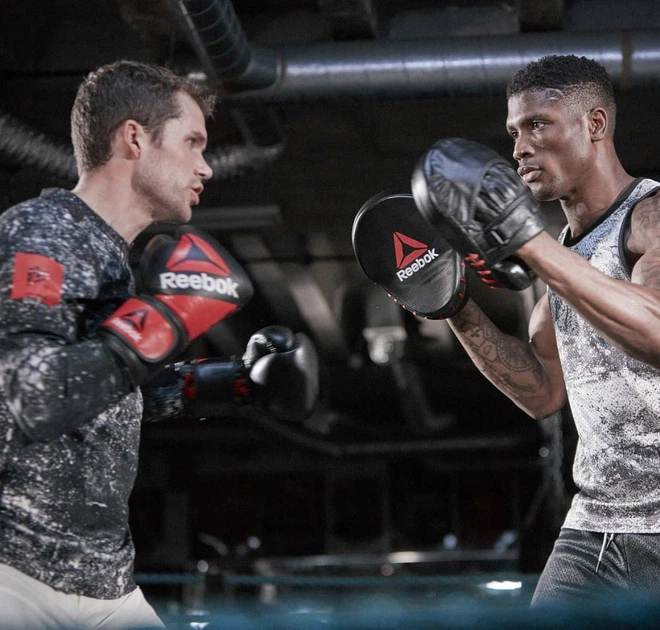 Боксерські рукавиці Reebok Combat Leather Boxing Gloves Чорний 10 унцій (RSCB-10110RD-10) - Фото 6 Боксерські рукавиці Reebok Combat Leather Boxing Gloves Чорний 10 унцій (RSCB-10110RD-10) - изображение 6