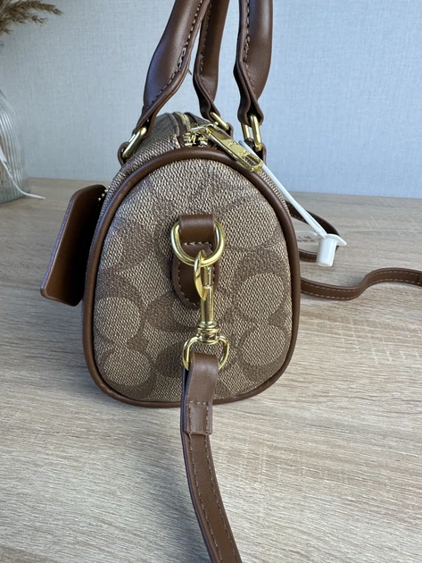 Женская коричневая сумка Coach Rowan Satchel с монограммой и брелоком-вишней, сумка Коач через плечо Коач ART161 - Фото 8 Женская коричневая сумка Coach Rowan Satchel с монограммой и брелоком-вишней, сумка Коач через плечо Коач ART161 - изображение 8