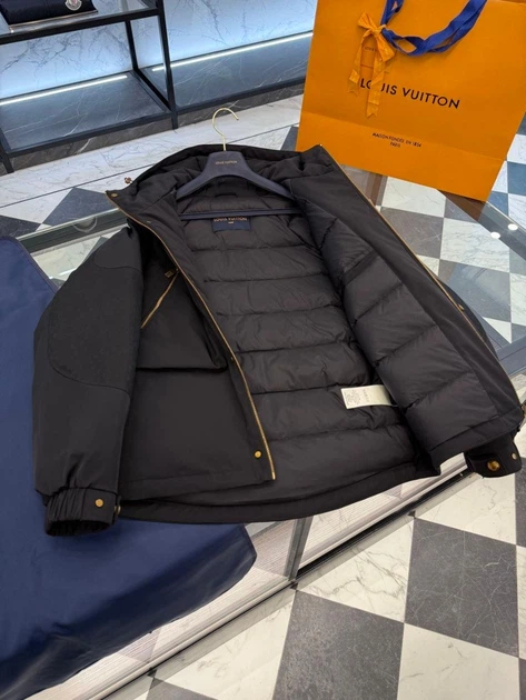 Мужская черная пуховая куртка Louis Vuitton Monogram с капюшоном, гусиный пух 90% M - Фото 4 Мужская черная пуховая куртка Louis Vuitton Monogram с капюшоном, гусиный пух 90% M - изображение 4