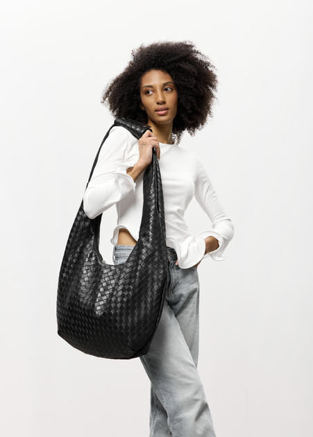 Велика плетена жіноча сумка-хобо Sambag HOBO WEAVE для ноутбука 15" з екошкіри Чорна - Фото 1 Велика плетена жіноча сумка-хобо Sambag HOBO WEAVE для ноутбука 15" з екошкіри Чорна - зображення 1