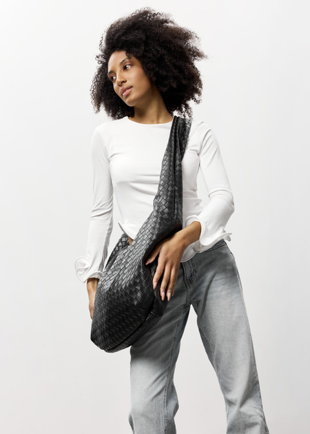 Велика плетена жіноча сумка-хобо Sambag HOBO WEAVE для ноутбука 15" з екошкіри Чорна - Фото 3 Велика плетена жіноча сумка-хобо Sambag HOBO WEAVE для ноутбука 15" з екошкіри Чорна - зображення 3