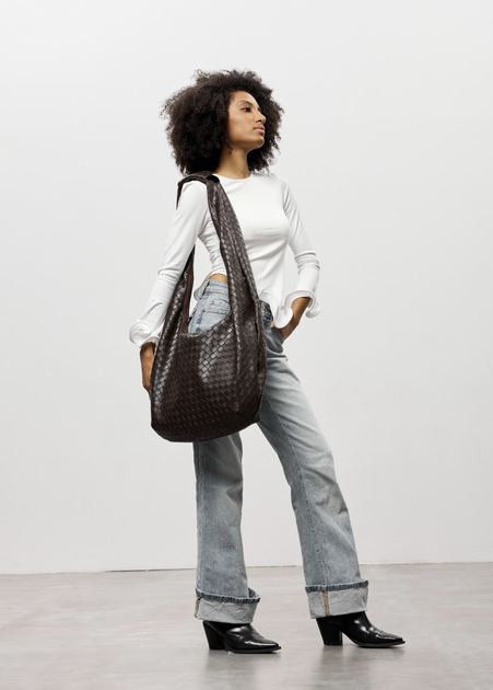 Велика жіноча плетена сумка-хобо Sambag HOBO WEAVE для ноутбука 15" з екошкіри Шоколадна - Фото 5 Велика жіноча плетена сумка-хобо Sambag HOBO WEAVE для ноутбука 15" з екошкіри Шоколадна - зображення 5