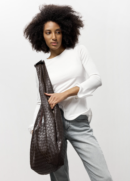 Велика жіноча плетена сумка-хобо Sambag HOBO WEAVE для ноутбука 15" з екошкіри Шоколадна - Фото 9 Велика жіноча плетена сумка-хобо Sambag HOBO WEAVE для ноутбука 15" з екошкіри Шоколадна - зображення 9