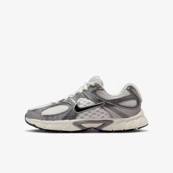 Кросівки дитячі Nike V5 Rnr 36.5 Коричневий HQ6411-201 - Фото 5 Кросівки дитячі Nike V5 Rnr 36.5 Коричневий HQ6411-201 - зображення 5