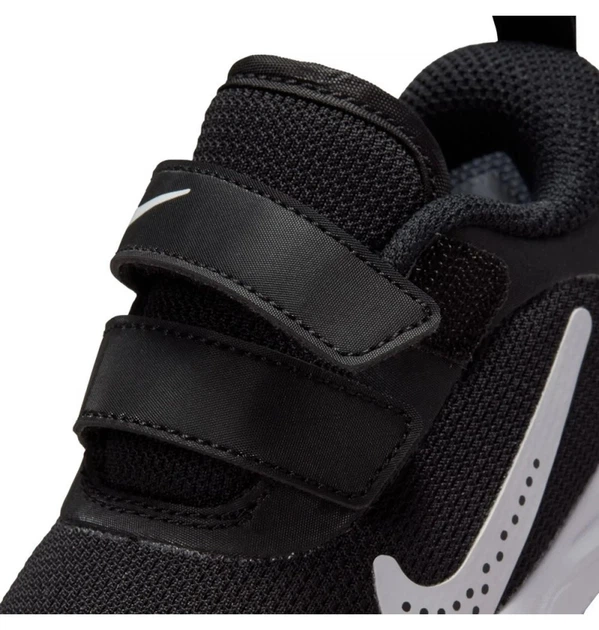Кроссовки детские Nike Omni Multi-Court Td 22 Чорно-білий DM9028-002 - Фото 7 Кроссовки детские Nike Omni Multi-Court Td 22 Чорно-білий DM9028-002 - изображение 7