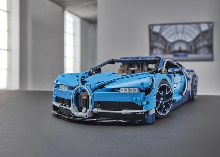 Конструктор Спортивний Суперкар Technic Bugatti Chiron, 3599 деталей - Фото 5 Конструктор Спортивний Суперкар Technic Bugatti Chiron, 3599 деталей - зображення 5