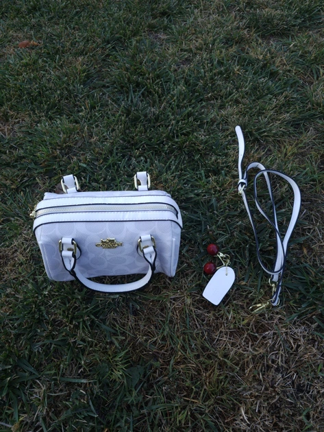 Жіноча біла сумка Coach Micro Bennett Satchel in Signature Canvas з брелоком «Вишеньки». сумка коач з фірмовим візерунком C - Фото 7 Жіноча біла сумка Coach Micro Bennett Satchel in Signature Canvas з брелоком «Вишеньки». сумка коач з фірмовим візерунком C - изображение 7