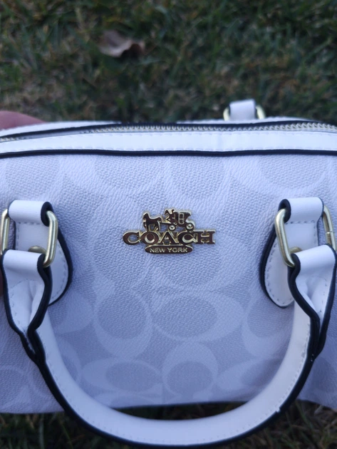 Жіноча біла сумка Coach Micro Bennett Satchel in Signature Canvas з брелоком «Вишеньки». сумка коач з фірмовим візерунком C - Фото 9 Жіноча біла сумка Coach Micro Bennett Satchel in Signature Canvas з брелоком «Вишеньки». сумка коач з фірмовим візерунком C - изображение 9