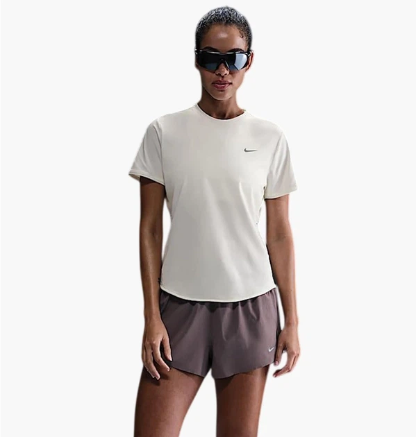 Футболка жіноча Nike Beige XS Бежевий HM9698-133 - Фото 1 Футболка жіноча Nike Beige XS Бежевий HM9698-133 - зображення 1