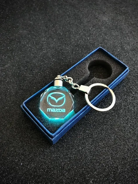 Брелок автомобильный на ключе с логотипом Mazda с подсветкой - Фото 1 Брелок автомобильный на ключе с логотипом Mazda с подсветкой - изображение 1
