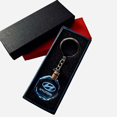 Брелок автомобильный на ключе с логотипом Hyundai с подсветкой - Фото 1 Брелок автомобильный на ключе с логотипом Hyundai с подсветкой - изображение 1