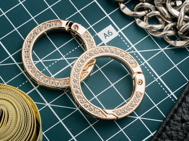 Кільце з'єднувальне самозатискне металеве зі стразами 35 мм Золотистий (LD-199-27) - зображення 4