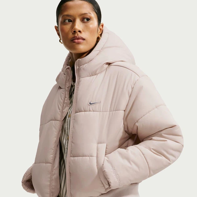 Куртка женская Nike W Nsw Tf Synfl Nk Clsc Pfr Gls S Коричневий IU3729-236 - Фото 1 Куртка женская Nike W Nsw Tf Synfl Nk Clsc Pfr Gls S Коричневий IU3729-236 - изображение 1