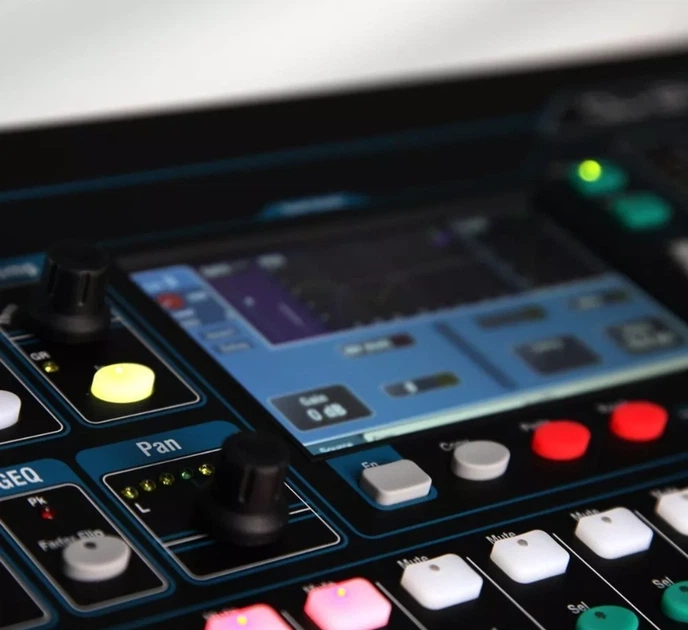Цифровий пульт мікшерний Allen Heath Qu-24C - зображення 2