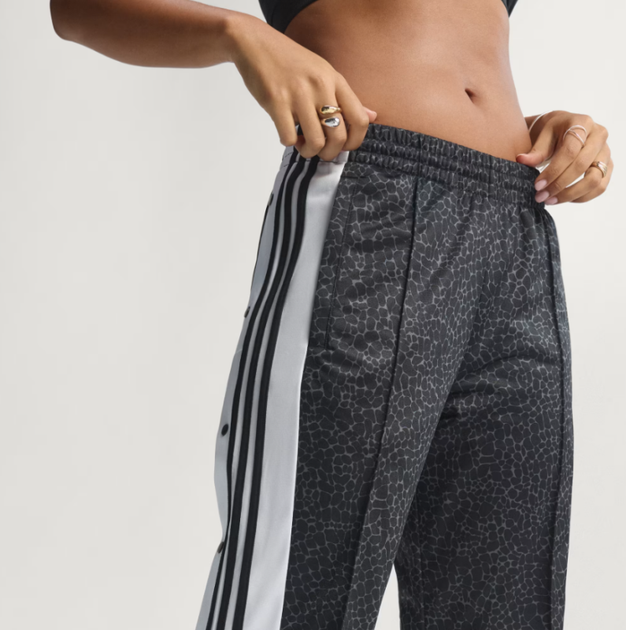 Брюки жіночі ADIDAS AOP ADI-BREAK PANTS KD2830 s, чорний/білий - Фото 9 Брюки жіночі ADIDAS AOP ADI-BREAK PANTS KD2830 s, чорний/білий - зображення 9