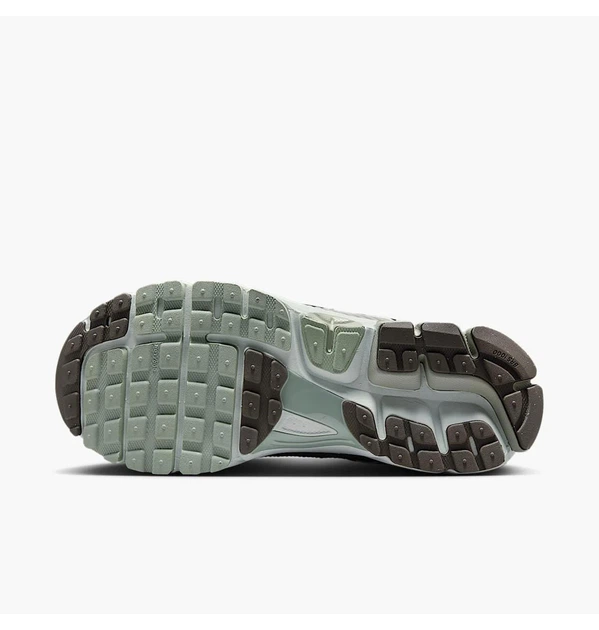 Кроссовки женские Nike Zoom Vomero 5 36.5 Комбинированный FJ2028-103 - Фото 8 Кроссовки женские Nike Zoom Vomero 5 36.5 Комбинированный FJ2028-103 - изображение 8