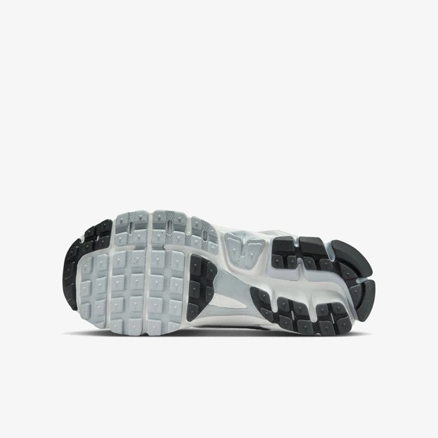 Кросівки жіночі Nike Vomero 5 Gs 36.5 Платиновий / Сріблястий HF6998-008 - Фото 6 Кросівки жіночі Nike Vomero 5 Gs 36.5 Платиновий / Сріблястий HF6998-008 - зображення 6