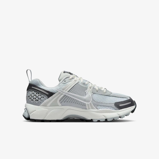 Кросівки жіночі Nike Vomero 5 Gs 36.5 Платиновий / Сріблястий HF6998-008 - Фото 7 Кросівки жіночі Nike Vomero 5 Gs 36.5 Платиновий / Сріблястий HF6998-008 - зображення 7