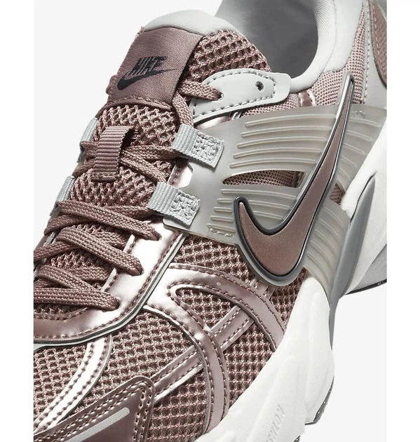 Кроссовки женские Nike V2k Run Brown 44.5 Коричневый FD0736-200 - Фото 2 Кроссовки женские Nike V2k Run Brown 44.5 Коричневый FD0736-200 - изображение 2