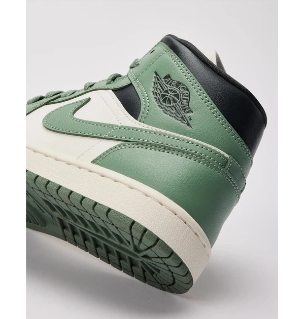 Кросівки жіночі Nike Air Jordan 1 Mid 40 Комбінований BQ6472-130 - Фото 6 Кросівки жіночі Nike Air Jordan 1 Mid 40 Комбінований BQ6472-130 - зображення 6