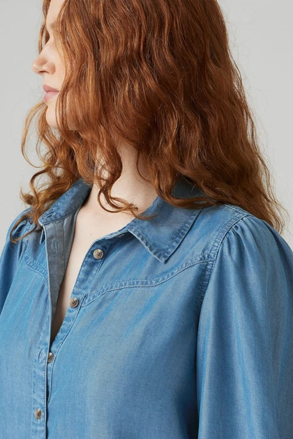 Женская джинсовая рубашка Levi's 42(S) Голубой джинс (156541) - Фото 2 Женская джинсовая рубашка Levi's 42(S) Голубой джинс (156541) - изображение 2