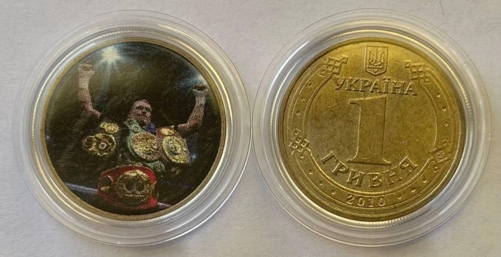 Олександр Усик Абсолютний чемпіон сувенірна монета на монеті 1 гривня Україна - Фото 1 Олександр Усик Абсолютний чемпіон сувенірна монета на монеті 1 гривня Україна - зображення 1
