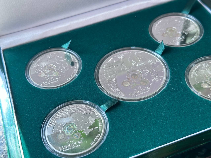 Набір срібних монет Євро 2012 5 монет Срібло 31,1 грам В дерев'яному футлярі Срібло 31,1 грам - Фото 5 Набір срібних монет Євро 2012 5 монет Срібло 31,1 грам В дерев'яному футлярі Срібло 31,1 грам - изображение 5