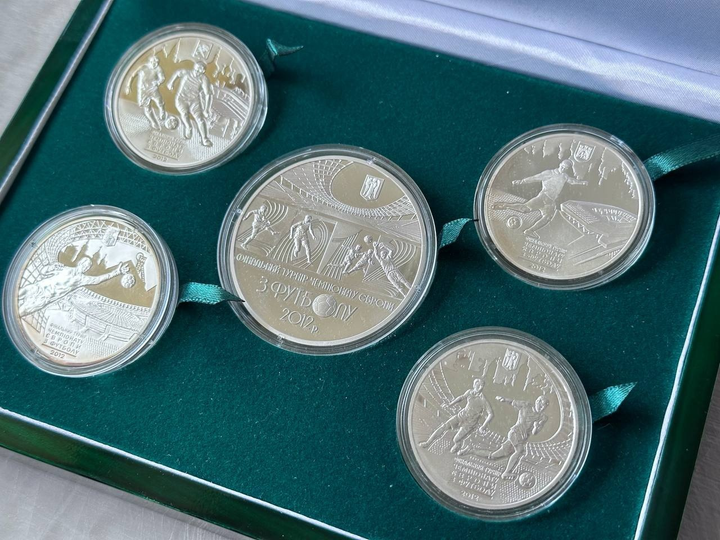 Набір срібних монет Євро 2012 5 монет Срібло 31,1 грам В дерев'яному футлярі Срібло 31,1 грам - Фото 8 Набір срібних монет Євро 2012 5 монет Срібло 31,1 грам В дерев'яному футлярі Срібло 31,1 грам - изображение 8