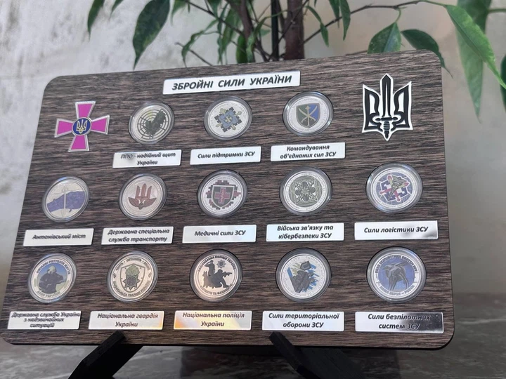 Набір КОЛЬОРОВИХ монет ЗСУ В подарунковій рамці на підставці 13 штук 10 гривень 2022-2025 рік - Фото 3 Набір КОЛЬОРОВИХ монет ЗСУ В подарунковій рамці на підставці 13 штук 10 гривень 2022-2025 рік - изображение 3