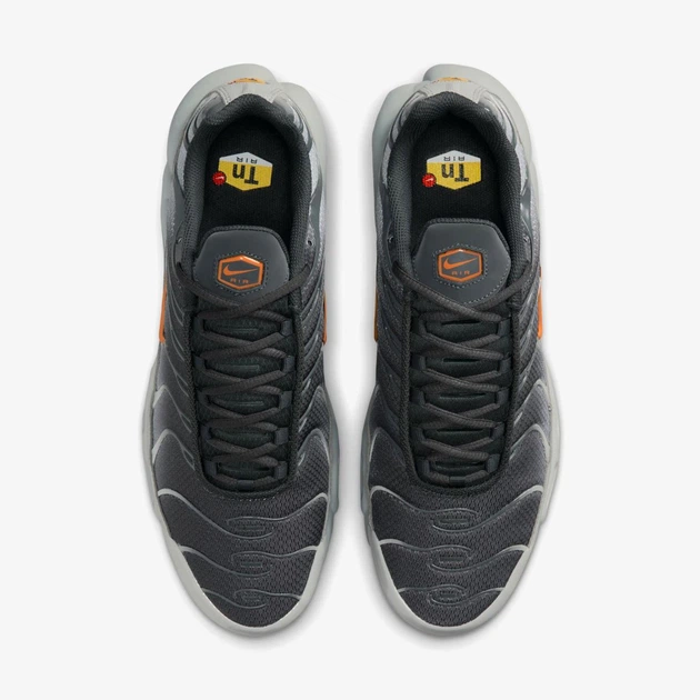 Кросівки чоловічі Nike Air Max Plus 42.5 Сірий DM0032-037 - Фото 8 Кросівки чоловічі Nike Air Max Plus 42.5 Сірий DM0032-037 - зображення 8