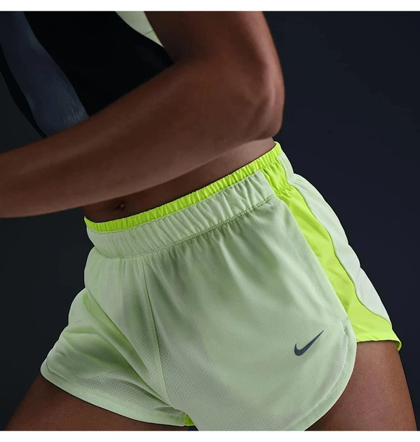 Шорты женские Nike Run Nvlt Green M Зеленый HJ2234-701 - изображение 3