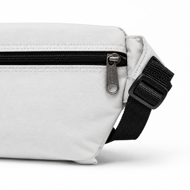 Сумка через плече/на пояс Eastpak Doggy Bag 3L EK073 у білому кольорі. - Фото 4 Сумка через плече/на пояс Eastpak Doggy Bag 3L EK073 у білому кольорі. - зображення 4