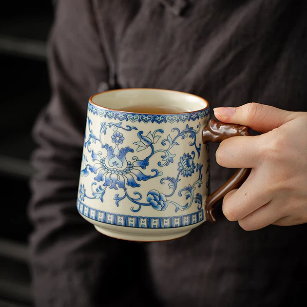 Чашка для чаю Jinxiangyu з імітацією династії Сун Ru Kiln, керамічна з фільтром для води, кухоль, для домашнього використання на День вчителя, звивиста лоза синього та білого кольору - изображение 7