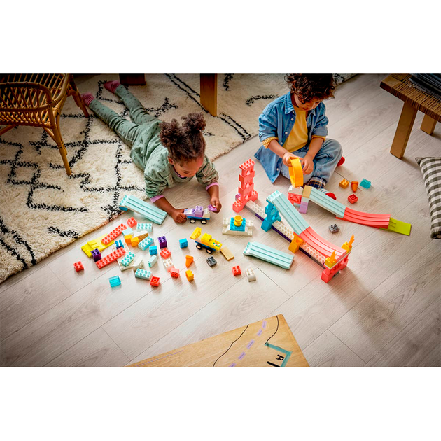 Конструктор LEGO DUPLO Town 3-в-1 Цікаві гірки та трампліни з автомобілями 111 деталей (10478) - зображення 5