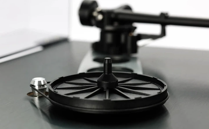Програвач вінілових платівок Rega Planar 3 ECO Special Brushed Metal - изображение 4